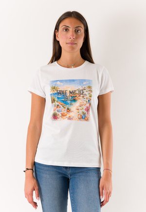 Donna che indossa una t-shirt bianca con una colorata scena di spiaggia di Ibiza e il testo "Take me to Ibiza" stampato sul davanti.