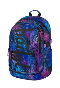 Zaino con una base nera decorata da vivaci motivi di foglie di palma blu e viola, testo nero di grandi dimensioni e un dettaglio in frangia viola.