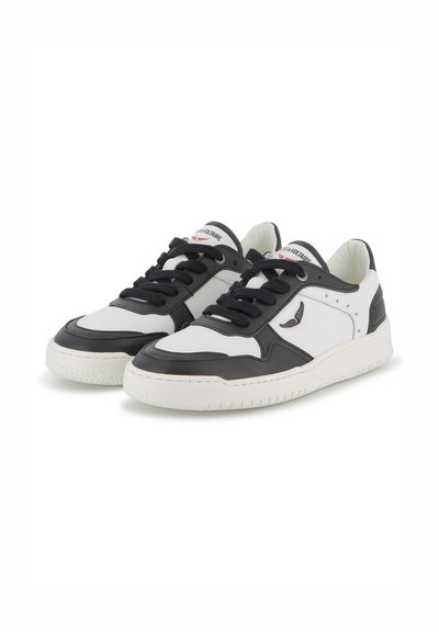 Baskets noires et blanches avec tige en cuir, présentant un bout arrondi, des lacets proéminents, des accents en forme d'étoile et une semelle en caoutchouc texturée.