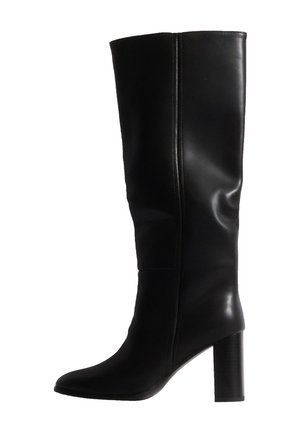 Botte noire en cuir montant jusqu’au genou, avec une tige lisse, un bout pointu et un talon bloc haut, sur fond blanc.