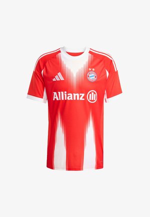 Tricou de fotbal roșu și alb cu mânecă scurtă, având un design în gradient, logo-ul Allianz și emblema FC Bayern München cu trei stele.