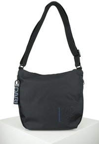 Borsa a tracolla nera in nylon con tracolla regolabile, chiusura con zip, logo impresso e etichetta. Texture morbida con un design semplice e moderno.