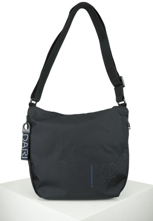 Borsa a tracolla nera in nylon con tracolla regolabile, chiusura con zip, logo impresso e etichetta. Texture morbida con un design semplice e moderno.