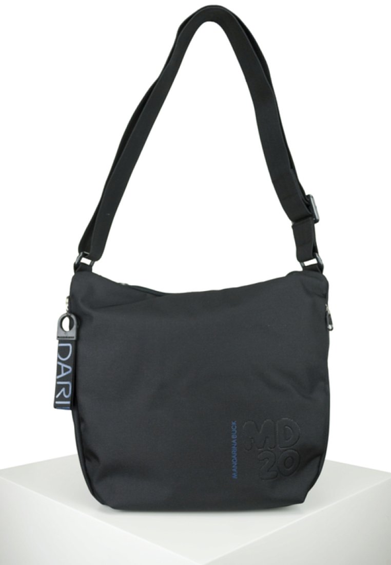 Borsa a tracolla nera in nylon con tracolla regolabile, chiusura con zip, logo impresso e etichetta. Texture morbida con un design semplice e moderno.