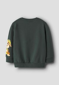 Zelena majica z okroglim izrezom in rebrastimi manšetami. Na levi rokav je natisnjen risani lik. Mehka tekstura tkanine.