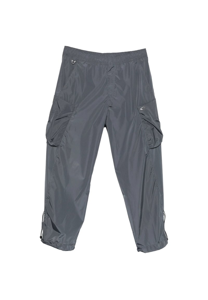 Pantaloni cargo leggeri grigio scuro con vita elastica, tasche laterali e orli regolabili su sfondo bianco.