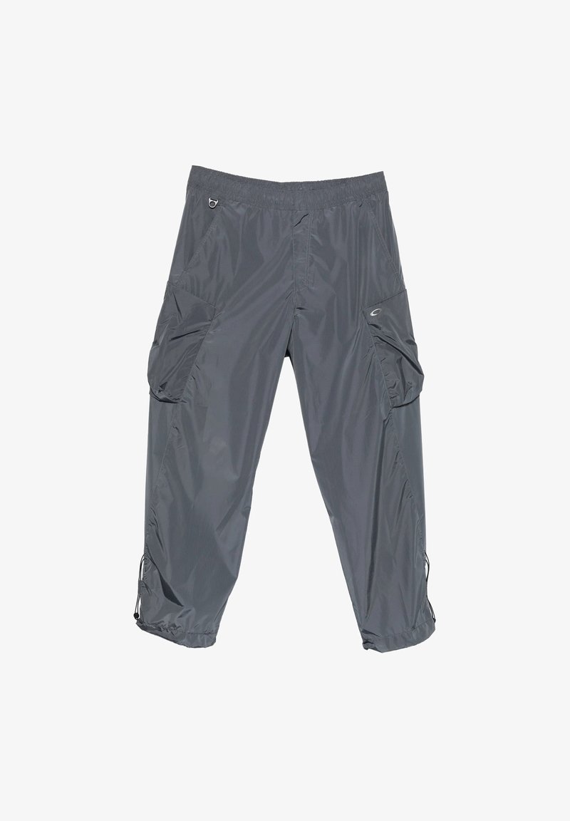 Pantaloni cargo leggeri grigio scuro con vita elastica, tasche laterali e orli regolabili su sfondo bianco.