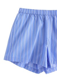 Lysblå shorts med hvide lodrette striber. Fremstillet af et glat stof, med elastisk talje og sidelommer.