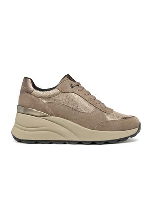 Sneakers in suede beige e metallo con una suola intermedia ammortizzata, punta tonda e design con lacci. Presentano dettagli testurizzati e una suola in gomma.