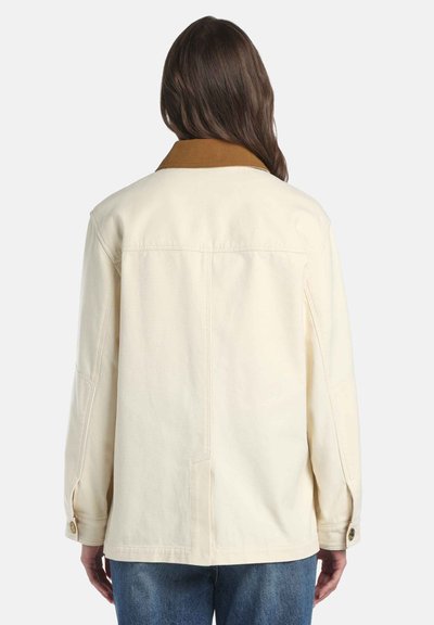 Cremefarbige Jacke mit braunem Kragen aus robustem Stoff. Verfügt über geknöpfte Manschetten und sichtbare Nähte entlang des Rückens.