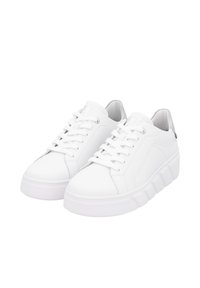 Baskets blanches avec une tige en cuir lisse, bout rond, lacets plats et une semelle épaisse texturée avec un design nervuré. Style minimaliste.