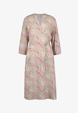 Světle béžové midi šaty s růžovým, bílým a žlutým květinovým potiskem, tříčtvrtečními rukávy, výstřihem do V a tenkým páskem na zavazování v pase.