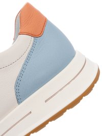 Tył buta sportowego w kolorach białym, jasnoniebieskim i pomarańczowym, wykonany ze skóry, z białą podeszwą i jasnobrązowym bieżnikiem.