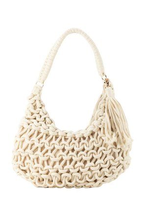 Bolso bandolera de macramé tejido color crema con correa trenzada ancha y detalle de borla en un lado.