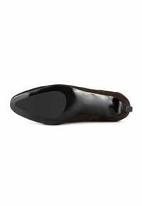 Scarpa in suede marrone con un tacco nero elegante e una suola nera liscia. Presenta un sottile dettaglio di cucitura lungo i lati e una linguetta sul retro.