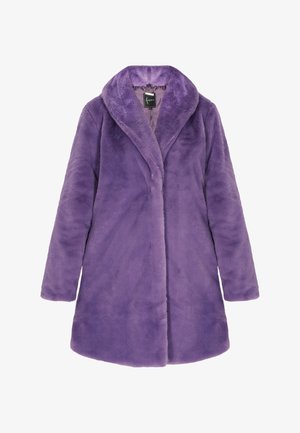 Fioletowy płaszcz z futra sztucznego z kołnierzem szalowym, długimi rękawami i luźnym krojem. Posiada gładką teksturę i zapięcie z przodu.