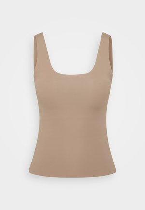 Beige ärmelloses Damenoberteil mit breiten Trägern und quadratischem Ausschnitt, tailliert, vor einem weißen Hintergrund präsentiert.