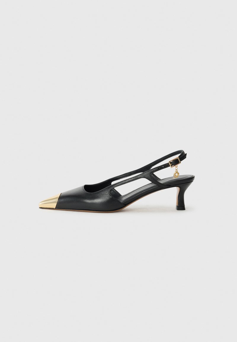 Chaussure slingback en cuir noir avec un bout pointu et un capuchon métallique doré. Présente un design découpé et un talon fin avec une sangle ajustable.