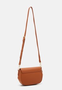 Borsa a tracolla in finta pelle marrone con chiusura a pattina, forma piatta, tracolla regolabile e dettagli in metallo dorato. Texture semplice e liscia.