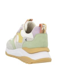 Baskets multicolores en daim et cuir, avec une semelle épaisse blanche et en caoutchouc, et une languette orange à motifs au talon.