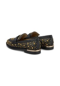 Mocassins en cuir noir avec des embellissements en studs dorés, bout arrondi et petit talon carré. Présente des coutures décoratives sur la partie supérieure.