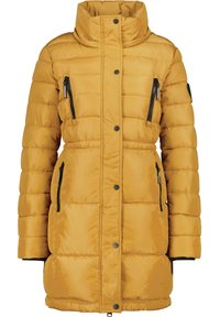 Geel pufferjack met een hoge kraag, ritszakken opzij en zwarte hardware-accenten. Beschikt over een baffle-ontwerp voor isolatie.