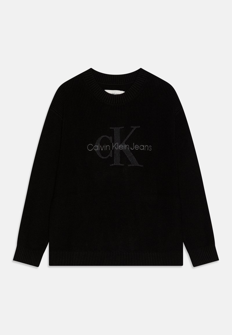 Maglione nero a costine con collo rotondo, caratterizzato da un logo grigio "Calvin Klein Jeans" al centro. Maniche lunghe e tessuto testurizzato.