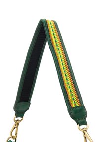 Cinturino in pelle verde con una superficie testurizzata, caratterizzato da dettagli intrecciati gialli, verdi e marroni e hardware dorato per il fissaggio.