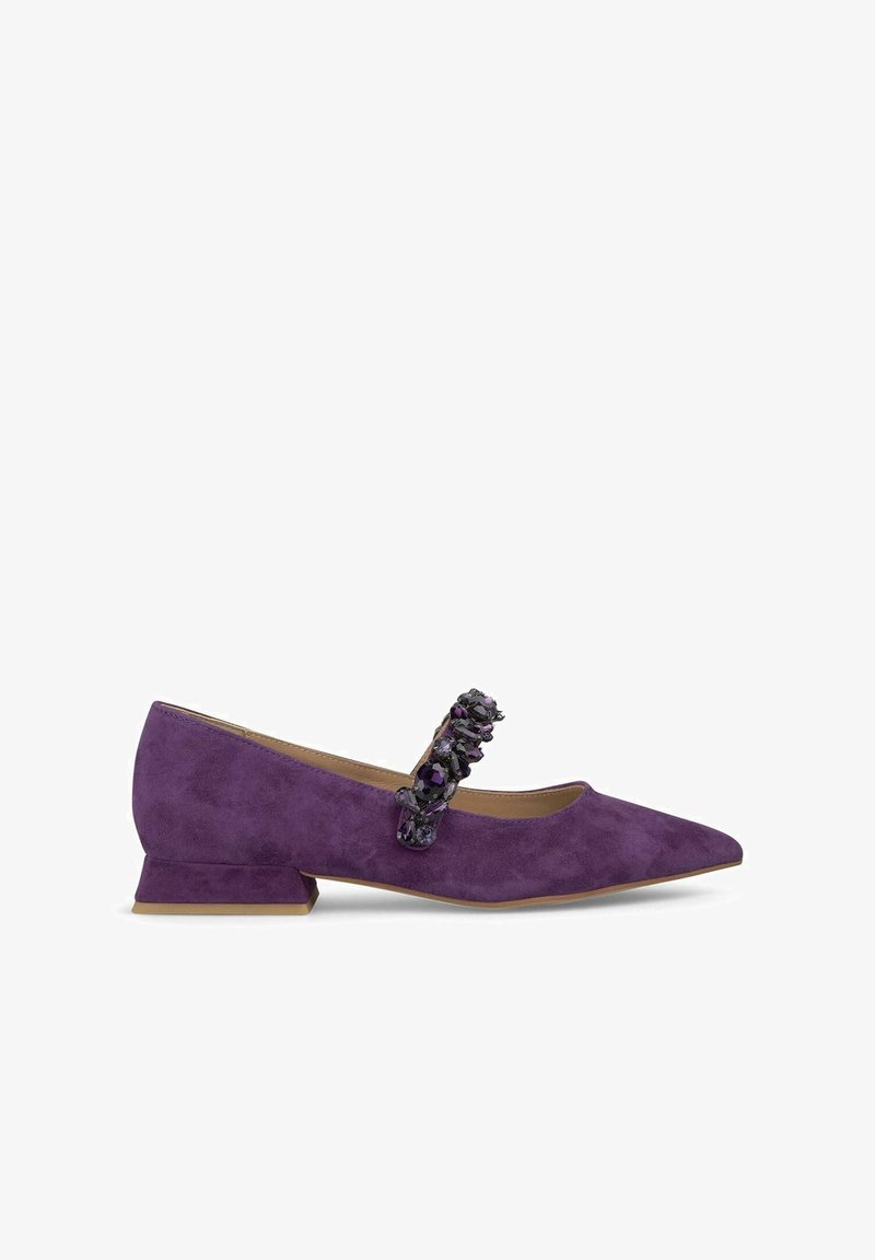 Scarpa in suede viola con tacco basso e punta affilata. Presenta una cinturina decorativa impreziosita da ornamenti multicolori.