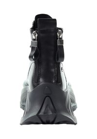 Czarny botek za kostkę z gładkim, skórzanym wierzchem, kontrastowym, matowym, strukturalnym obcasem oraz metalicznym suwakiem z tyłu. Podeszwa z gumy.