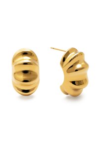 Boucles d'oreilles en métal doré avec un design texturé et strié. Elles sont audacieuses et arrondies, avec une fermeture à tige pour un maintien sécurisé.