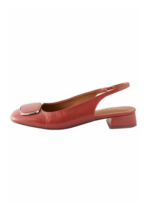 Punaisen nahkainen slingback-mokkasiini, jossa on neliön muotoinen kärki, suunniteltu metallikoristeella kengän päällä ja matalalla paksupohjalla. Sileä pinta.