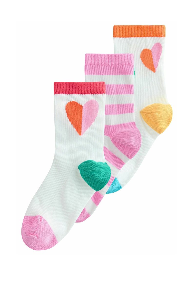 Trois paires de chaussettes blanches avec des motifs de cœurs colorés : une avec un cœur rouge et orange, une autre rayée rose, et une troisième avec des accents orange.