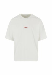 Tricou alb din bumbac, cu o croială lejeră. Prezintă un mic text brodat în roșu "Interzis" pe piept și mâneci scurte.