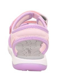 Růžové a levandulové sandály s nastavovacími popruhy, prodyšný svrchní materiál z mesh a texturovaná stélka s křivkovým vzorem. Lehká podrážka.