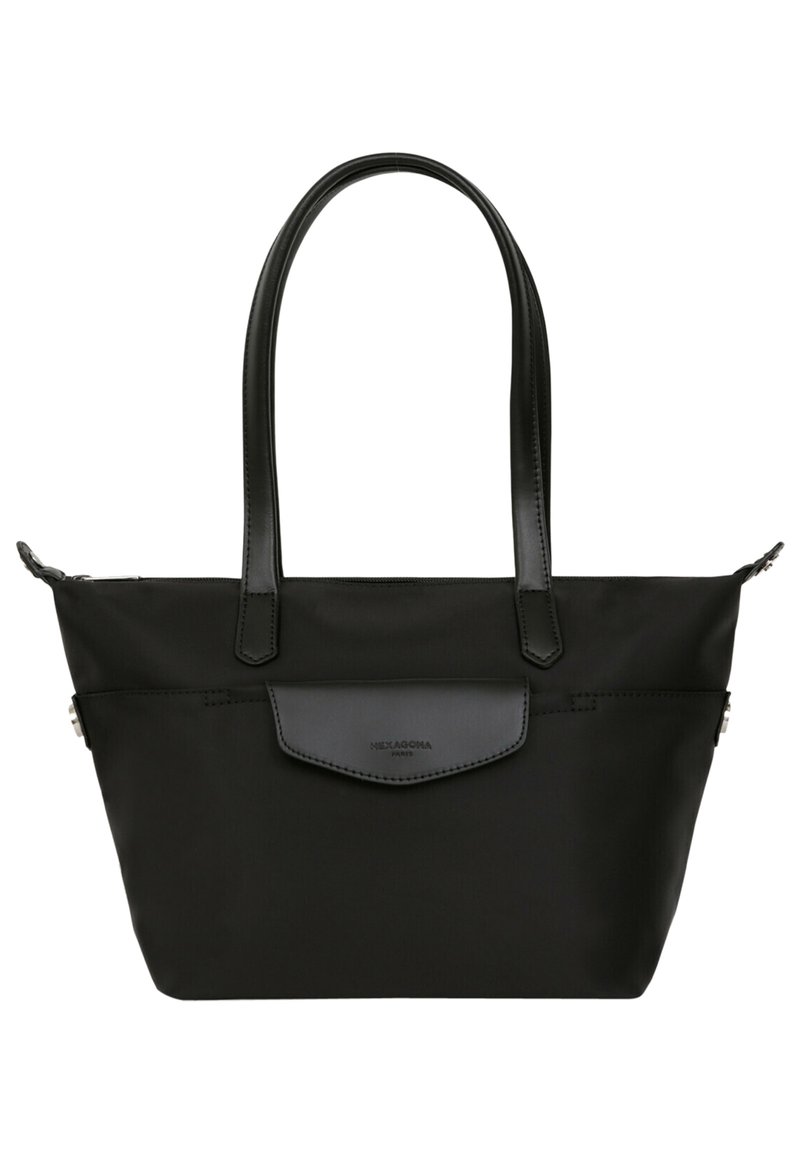 Borsa a tracolla nera realizzata in tessuto resistente con manici in pelle. Presenta una tasca con pattina sul davanti e una chiusura a zip. Texture liscia con minimi dettagli.