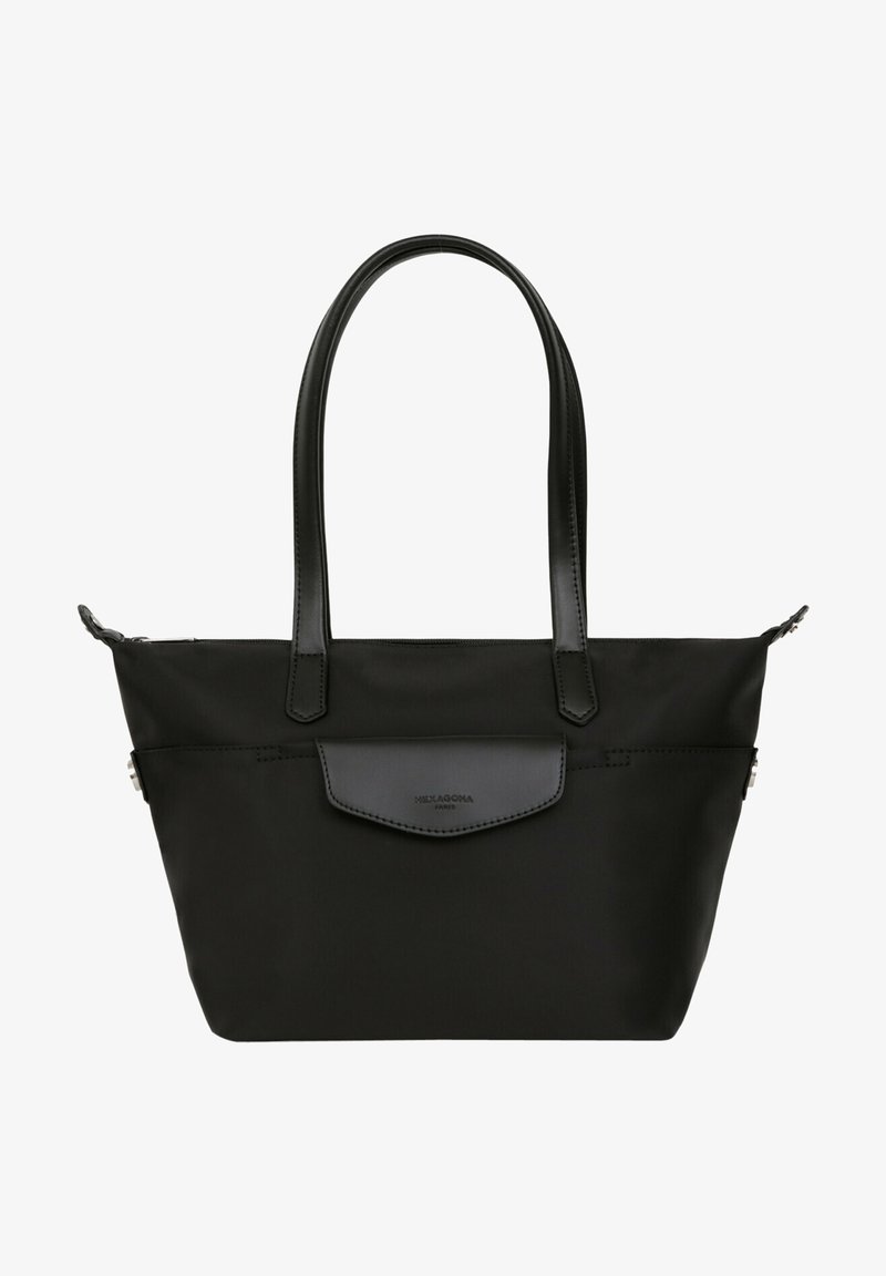 Sac fourre-tout noir en tissu durable avec des poignées en cuir. Présente une poche à rabat à l'avant et une fermeture zippée. Texture lisse avec des accents minimalistes.