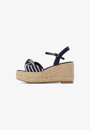 Marineblau- und weiße gestreifte Wedge-Sandalette mit geknotetem Stoff-Obermaterial, verstellbarem Knöchelriemen und einer mit Jute umwickelten Plattformsohle.