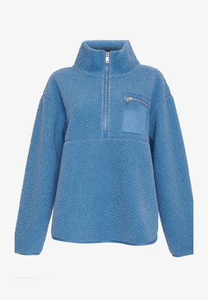 Blå fleecepullover med høj krave, kvart lynlås lukning og en brystlomme med lynlås. Blødt, tekstureret stof med en afslappet pasform.