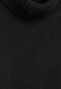 Czarny dzianinowy sweter z golfem, charakteryzujący się teksturowanym, prążkowanym wzorem. Tkanina wydaje się gruba i ciepła, z wysokim kołnierzem dla komfortu.