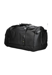 Borsa duffel nera realizzata in tessuto resistente, dotata di una tasca con zip, spallacci regolabili e un logo stampato sul lato.
