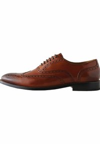 Ruskean nahkaiset sihkukengät, joissa on brogue-yksityiskohtia, pyöreä kärki ja viisi nauhanya. Sileä pinta, jossa on erottuva ompelu ja matala korko.