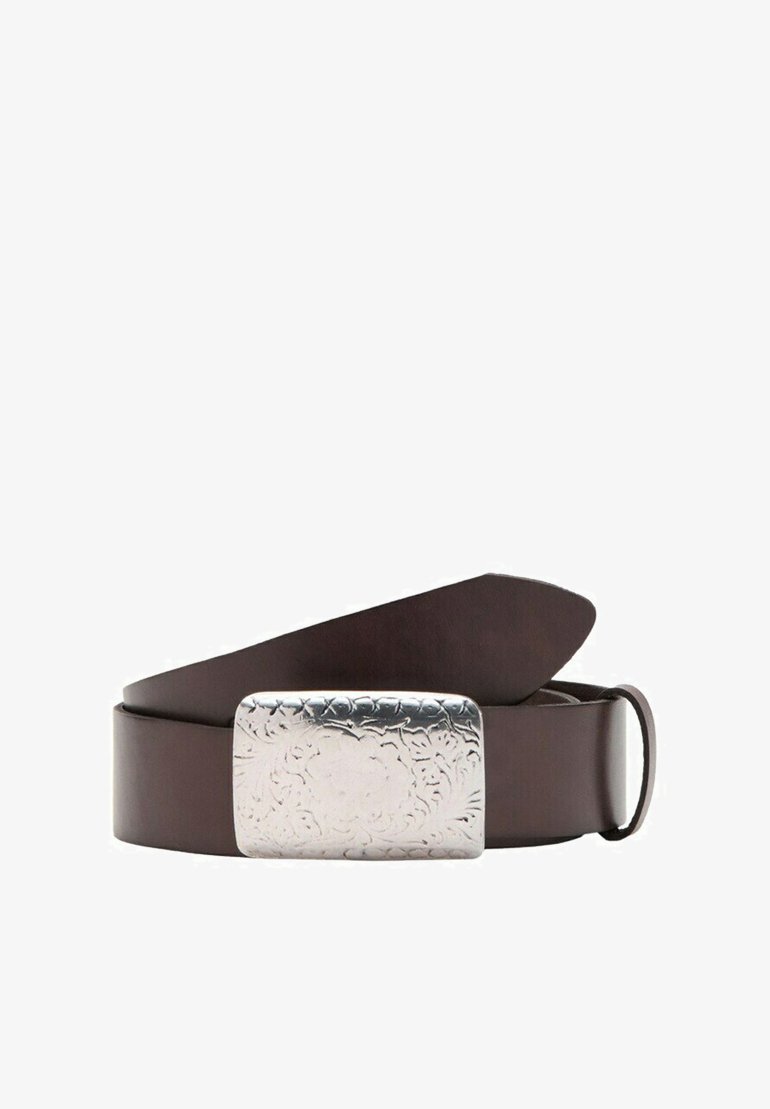 Ceinture en cuir brun foncé roulée avec une boucle rectangulaire argentée ornée de motifs floraux en relief complexes.