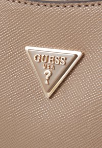 Guess NOELLE TOP ZIP SHOULDER BAG - Kézitáska - beige