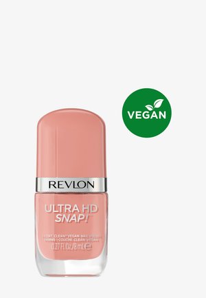 Revlon Ultra HD Snap Nagellackflasche in sanftem Pfirsichton mit silbernem Deckelband und einem grünen Kreis mit der Aufschrift „Vegan“ daneben.