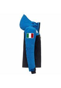 Giacca blu e nera con cappuccio, chiusura a zip e patch della bandiera italiana sulla manica. Tessuto testurizzato con polsini aderenti.