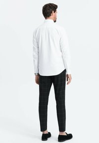 Ombre Vapaa-ajan kauluspaita - white