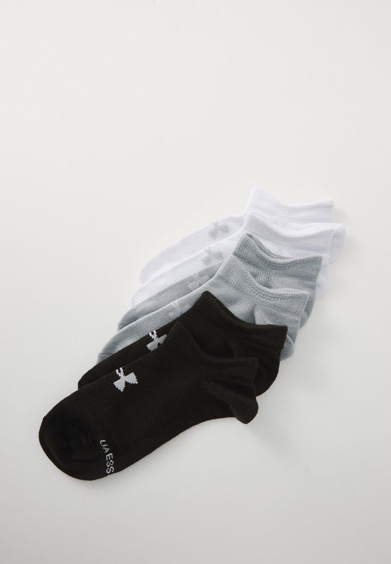 Cinco pares de calcetines hasta el tobillo en colores negro, blanco y gris, hechos de tejido de punto, con acentos de logo en los laterales.