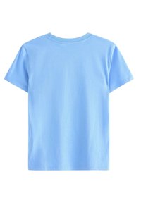 Vaaleansininen puuvillainen t-paita, jossa on lyhyet hihat, pyöreä kaula-aukko ja sileä rakenne. Ei näkyviä kuvioita tai yksityiskohtia. Vain takanäkymä.