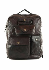 Zaino in pelle marrone con multiple tasche frontali, chiusura con zip e manico superiore. Presenta dettagli con bottoni in ottone e una finitura testurizzata.
